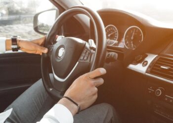 Noticias Me pueden multar por utilizar el reloj inteligente al volante 350x250 - Noticias