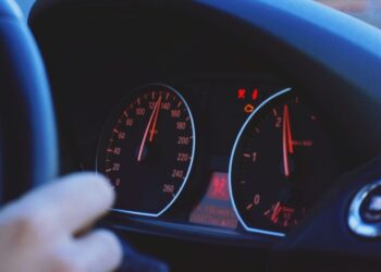 Noticias curiosidades lo que no sabias de las lineas rojas del velocimetro de tu vehiculo 350x250 - Noticias