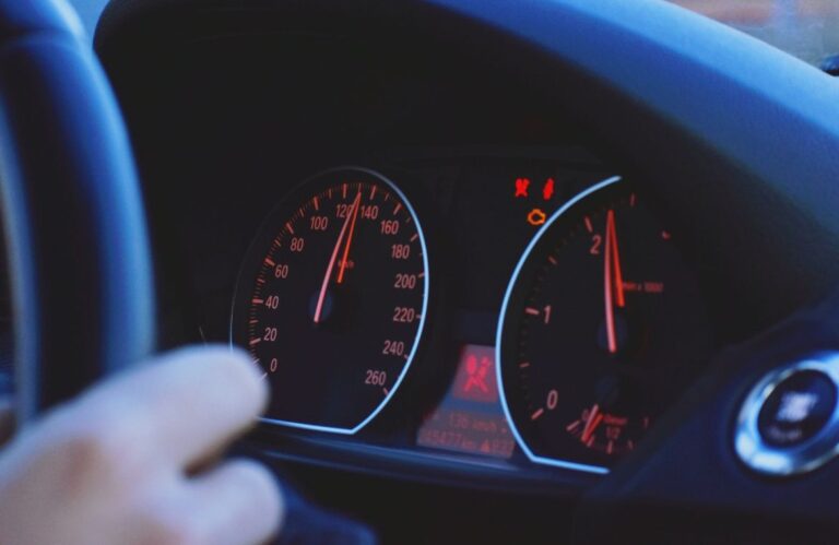 el-error-que-nunca-debes-cometer-con-tu-coche-si-quieres-evitar-un-accidente